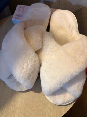Cozy Plush Fuzzy Crisscross Slippers in Cream